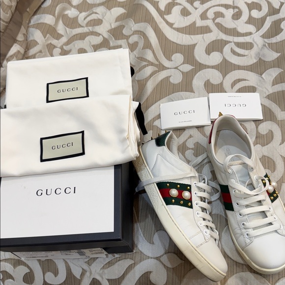 Gucci White Sneakers with Green and Red Accents - Picture 1 of 13